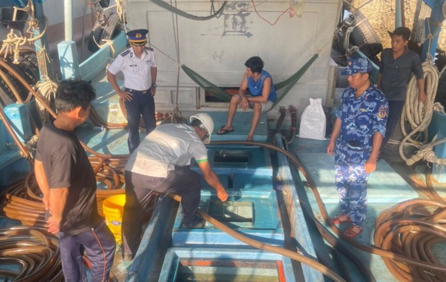 Cảnh sát biển bắt tàu chở dầu trái phép